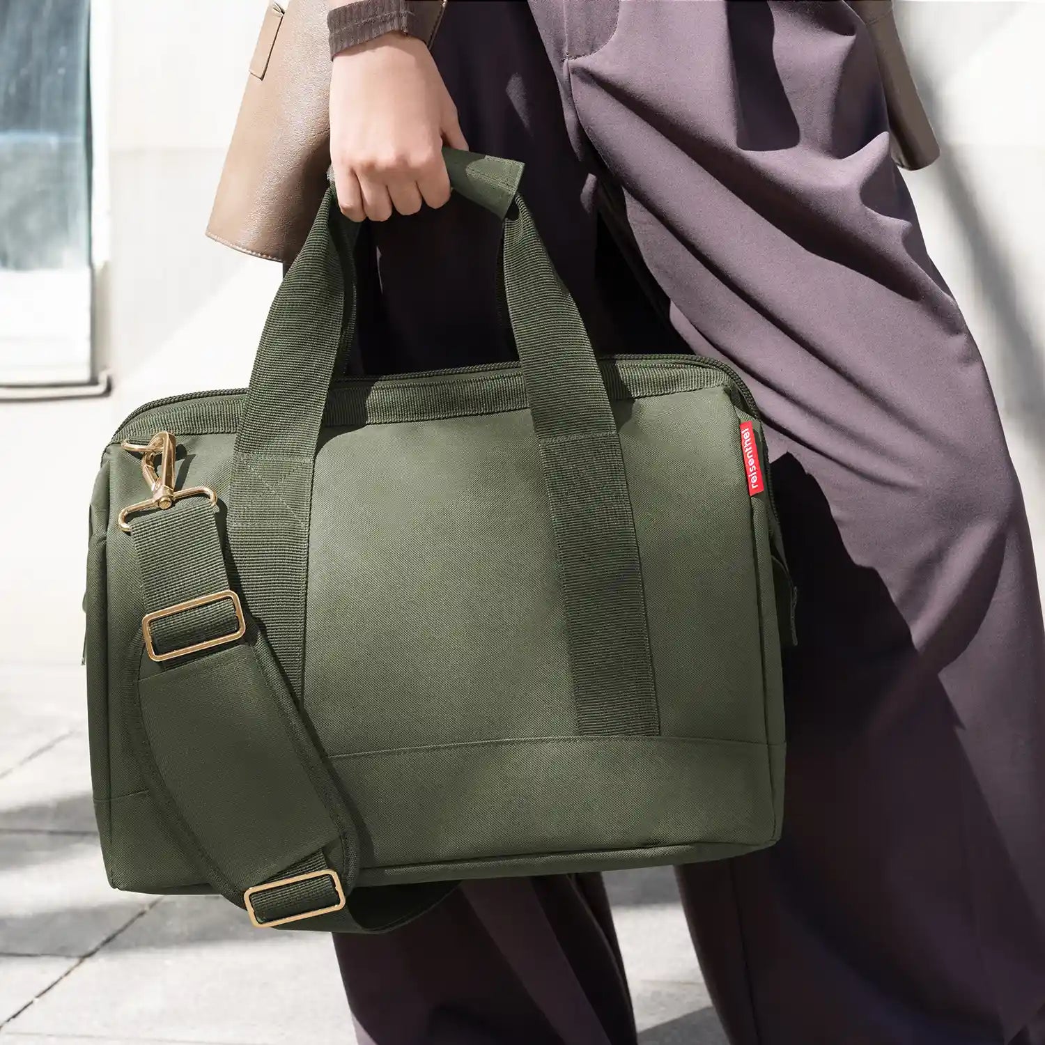 Lifestyle-Aufnahme Reisenthel Travelling Allrounder M Forest Gold – moderne Tasche für Freizeit und Reisen