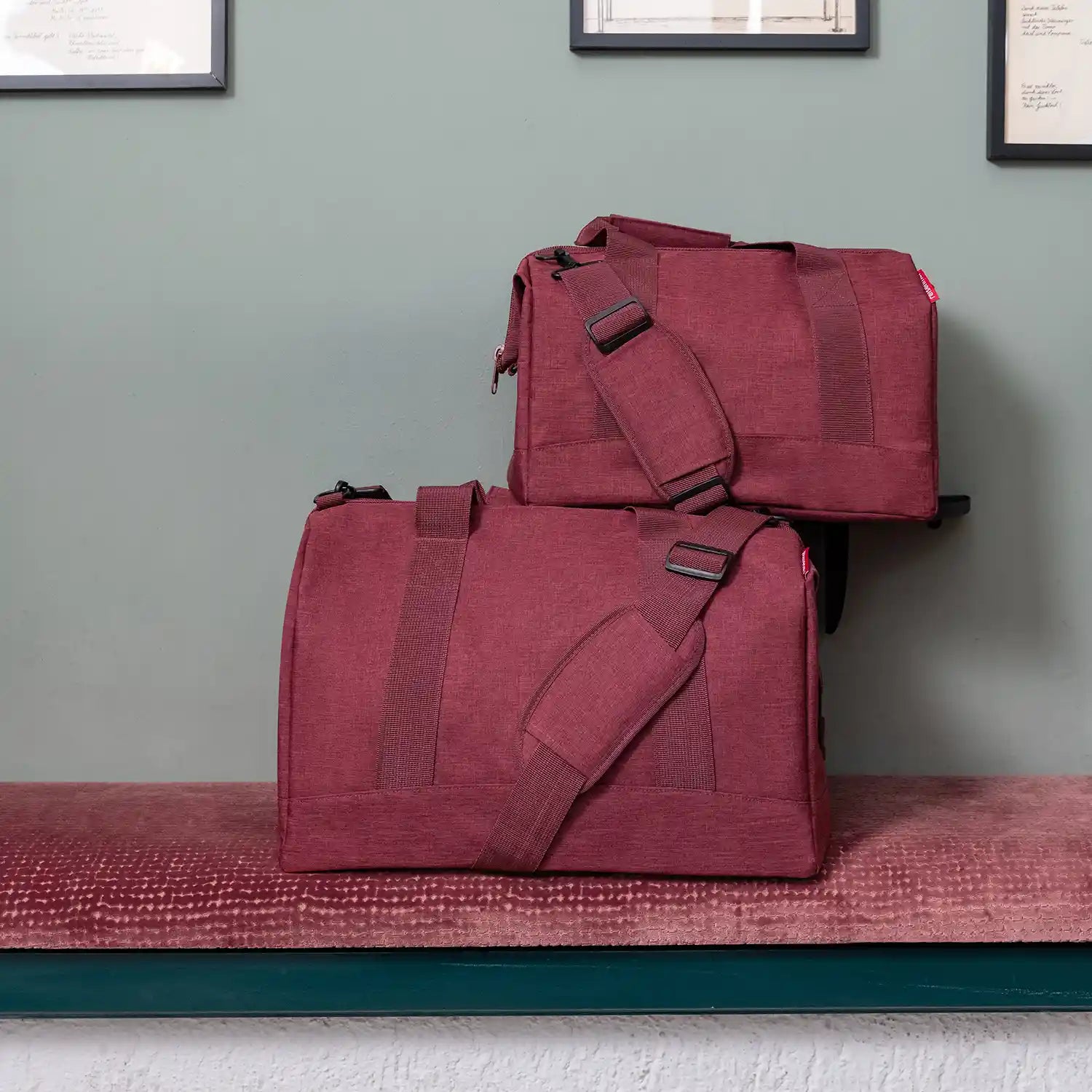 Lifestyle-Aufnahme Reisenthel Travelling Allrounder L Twist Maroon – elegante Reisetasche für Wochenendausflüge