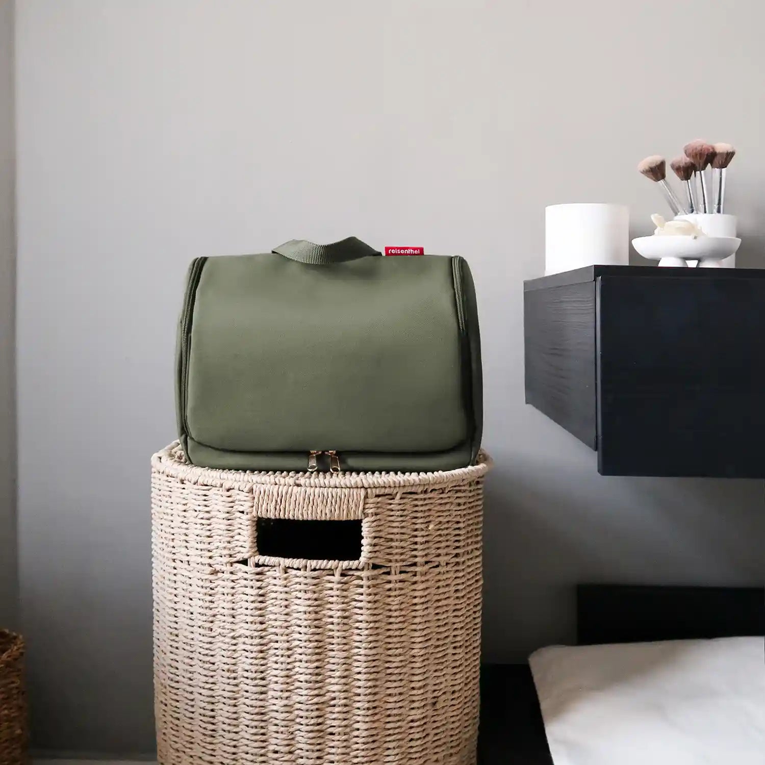 Lifestyle-Aufnahme Reisenthel Travelling Toiletbag XL Forest Gold – elegante und funktionale Reise-Kosmetiktasche